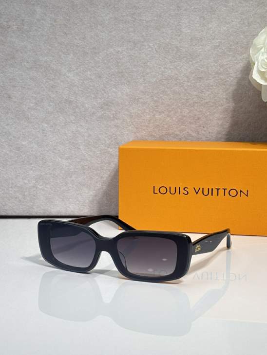 Picture of Louis Vuitton Sunglasses _SKUfw79761603fw